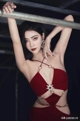 女装美女(美女私房写真，第五十一期妖艳美女)