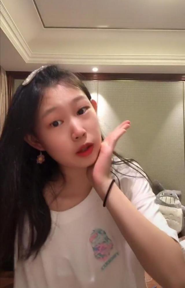 小沈阳13岁女儿挡住脸美到惊艳！骨头架身材加长腿，女大十八变