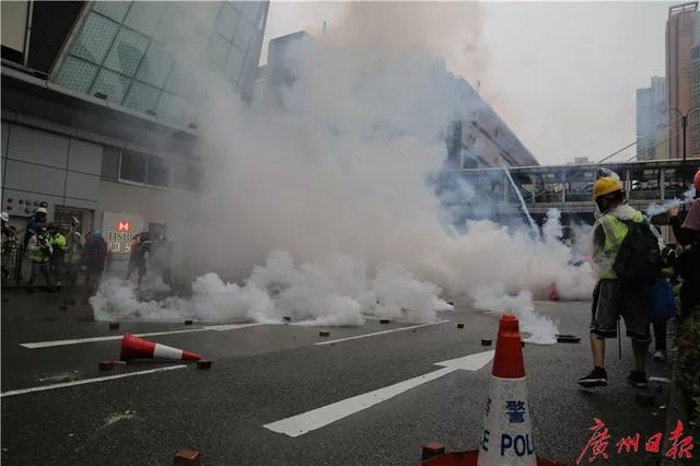 女子“砖头雨”中“示威”，香港警察一个箭步冲上去……