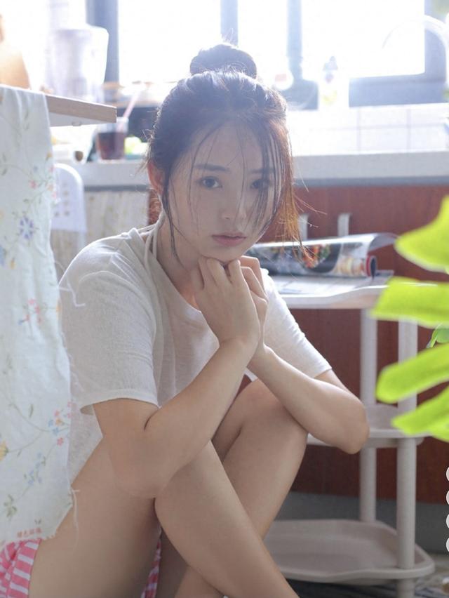 美女写真：邻家少女湿发造型，大长腿好吸睛