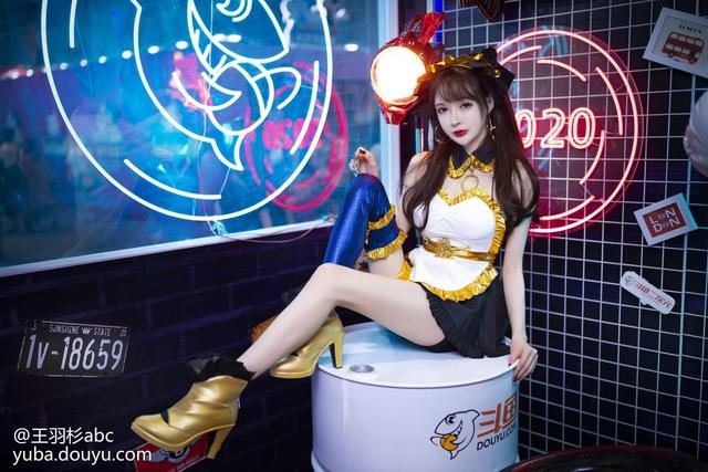 她是Cosplay界的女王，也二次元界的女神