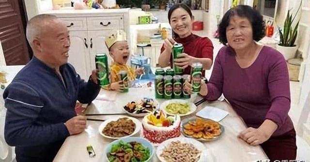 丈夫趁妻子不在家，竟与40岁阿姨发生关系，妻子：哪点比不上她