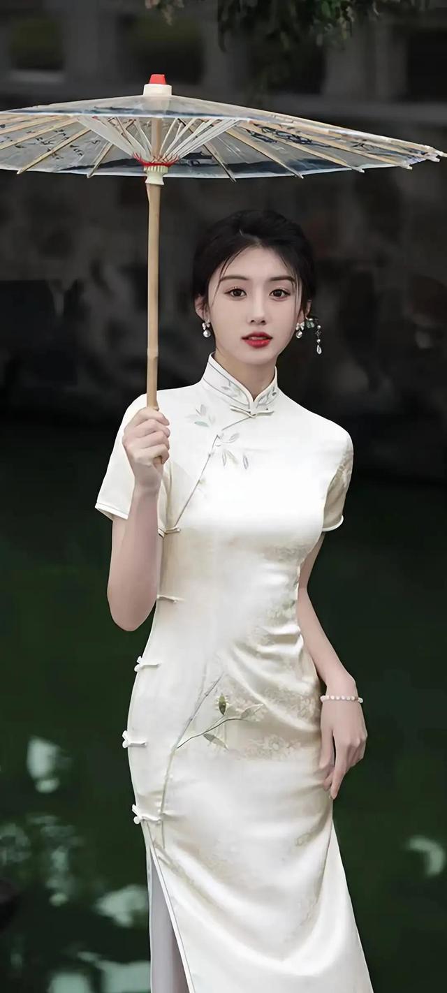 江南女孩儿清新淡雅，肤若凝脂，睛若辰星，玲珑剔透，灵性若虹