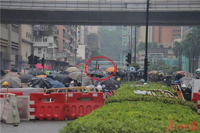 女子“砖头雨”中“示威”，香港警察一个箭步冲上去……