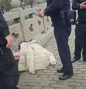 美女被绑架折磨(苏州女子桥上裸身被绑，痛苦呻吟引警方关注)