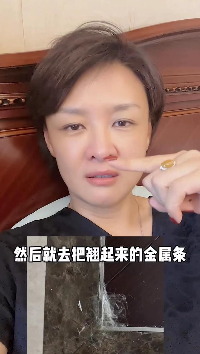 前央视主持发生意外！脚被钢条穿透鲜血直流，素颜躺床上罕露白发