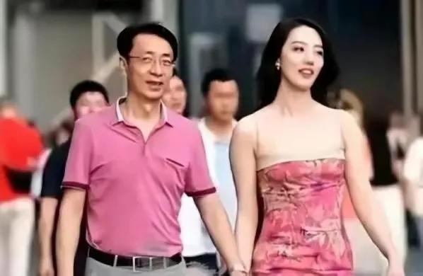 为了打动男人，95后的董某减肥50斤，整容成美女，终被老baby爱上