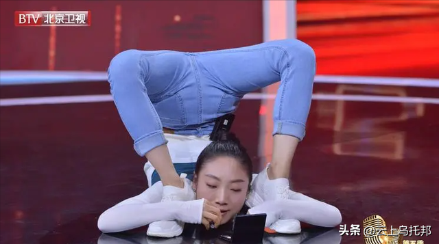 中国柔术美女：身材火辣，可轻松摆出各种姿势，已到登峰造极境界