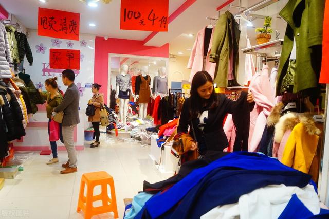 90后美女开服装店，利用一次“试穿活动”，获得1000名顾客