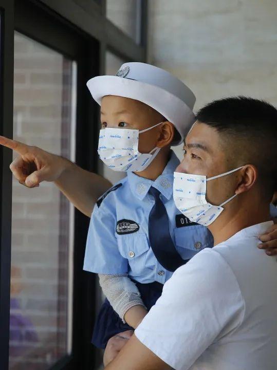 小女孩身患重症想当“小警察”，小迪警官在迪士尼帮她圆梦