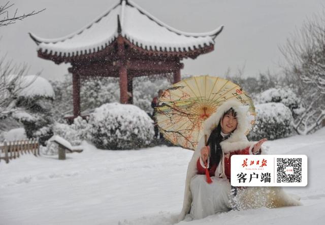 东湖边大雪中，汉服美女拍艺术照