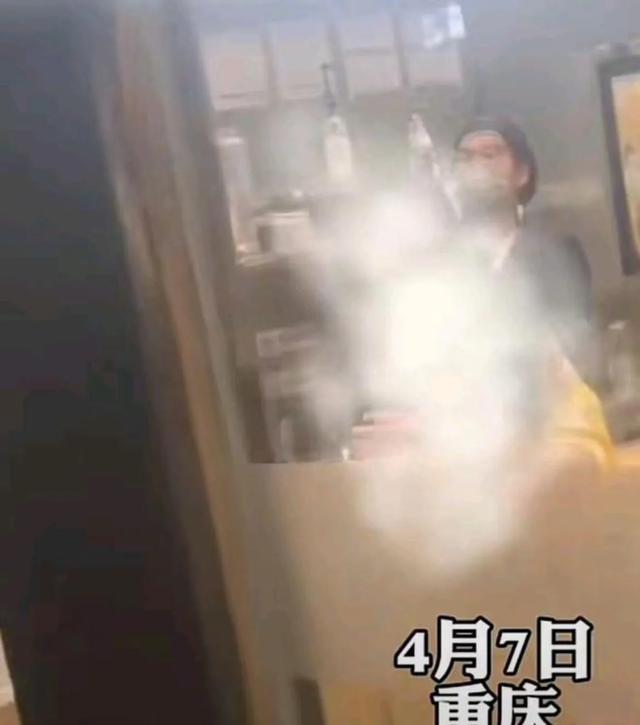 惊爆眼球！重庆奶茶店美女脱光上身，让人大跌眼镜！