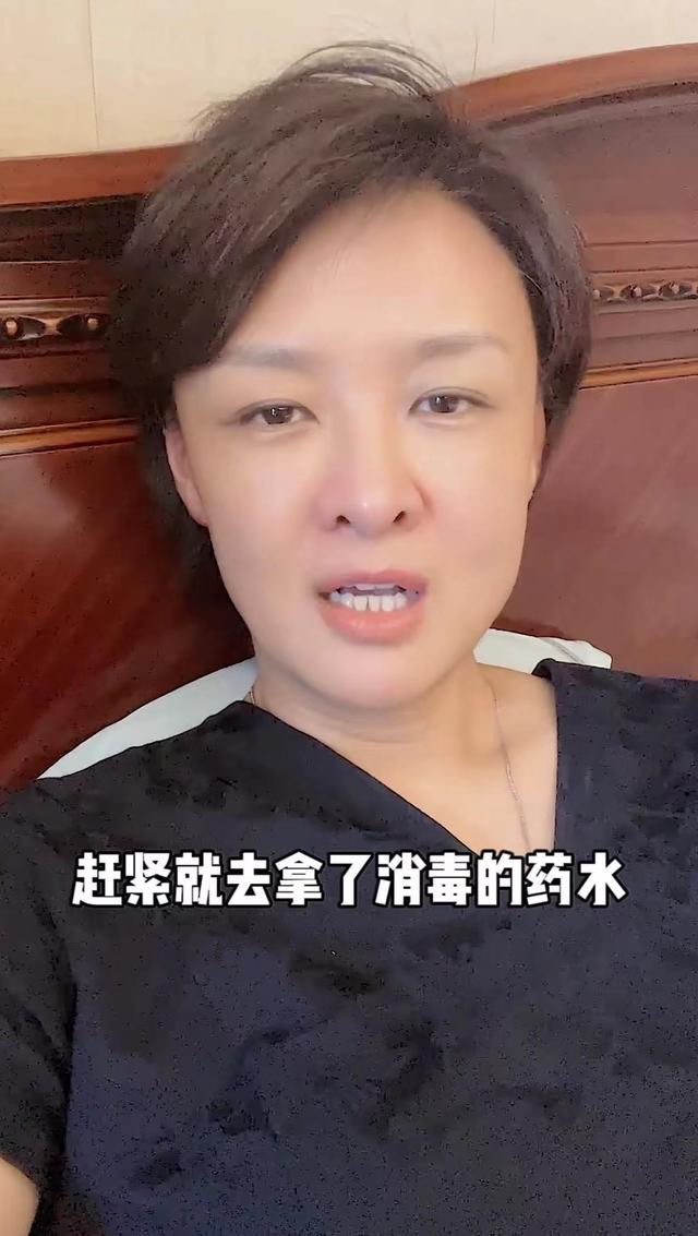 前央视主持发生意外！脚被钢条穿透鲜血直流，素颜躺床上罕露白发