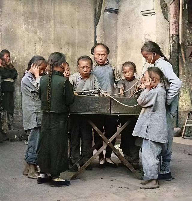 晚清老照片：武官身穿铠甲骑一匹矮马，教门成员习拳练武举止荒诞