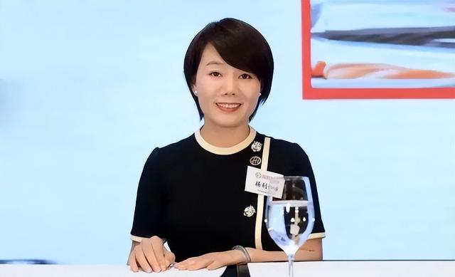 海底捞首位女服务员杨利娟：小学学历，17岁入职，42岁身价125亿