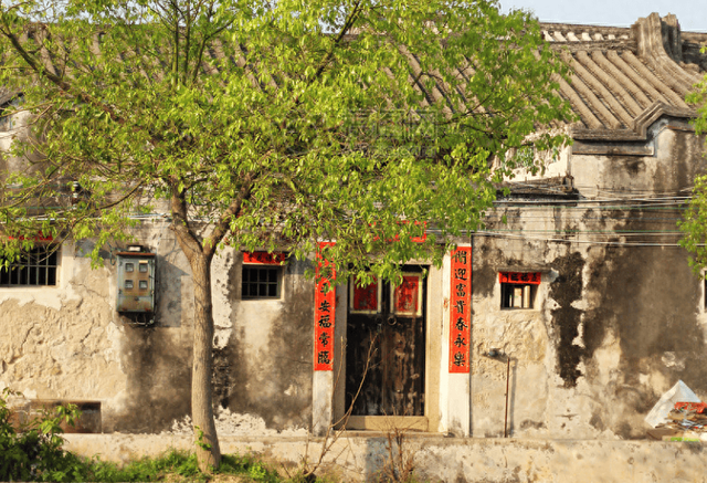 妻子睡觉不关门，邻居溜进房，邻居：挺配合的，还帮忙擦汗