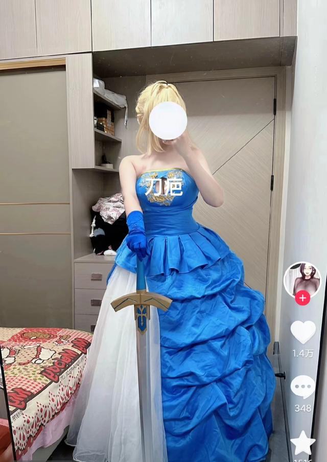 身材极好的美女在房间拍cosplay，太美了！网友：这身材谁顶得住