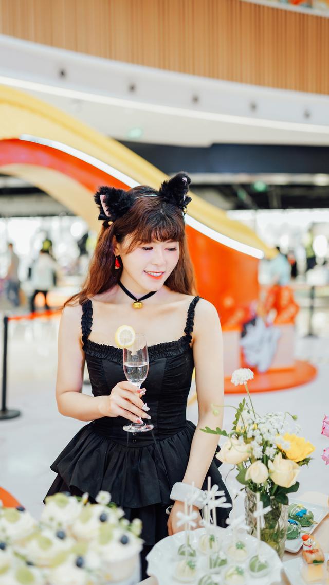 少女跟猫猫能碰撞出什么样的火花？高颜值美女好身材和猫的写真