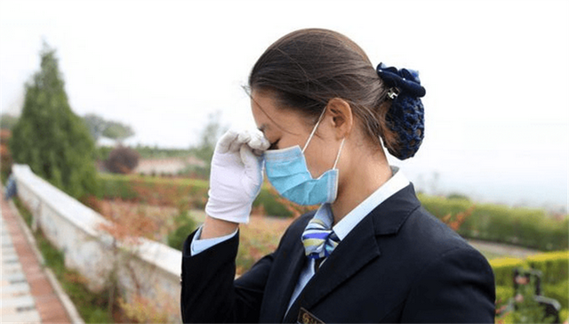 河南90后女孩帮人扫墓，每天鞠躬200多次任劳任怨，收入每月3000