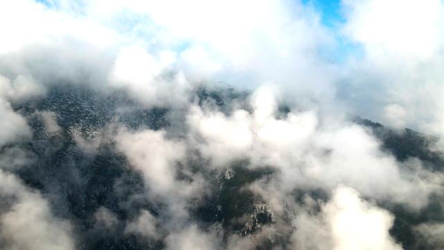 一眼沦陷 乐山美女峰现金山、云海景观