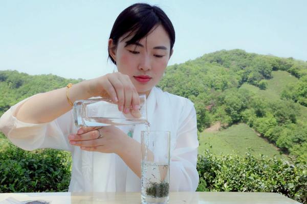 致敬青年力量丨美女茶艺师搞直播不只卖茶 还讲述茶乡茶文化