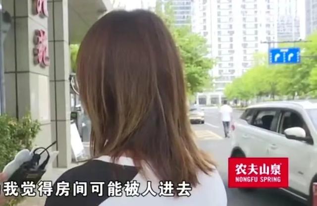 房东潜入女客房间，脱裤做“不雅动作”？女生全程观看：真变态！