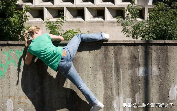 何止尴尬​？美女大学生凌晨翻墙刺伤臀部，管理不善和安全教育呢