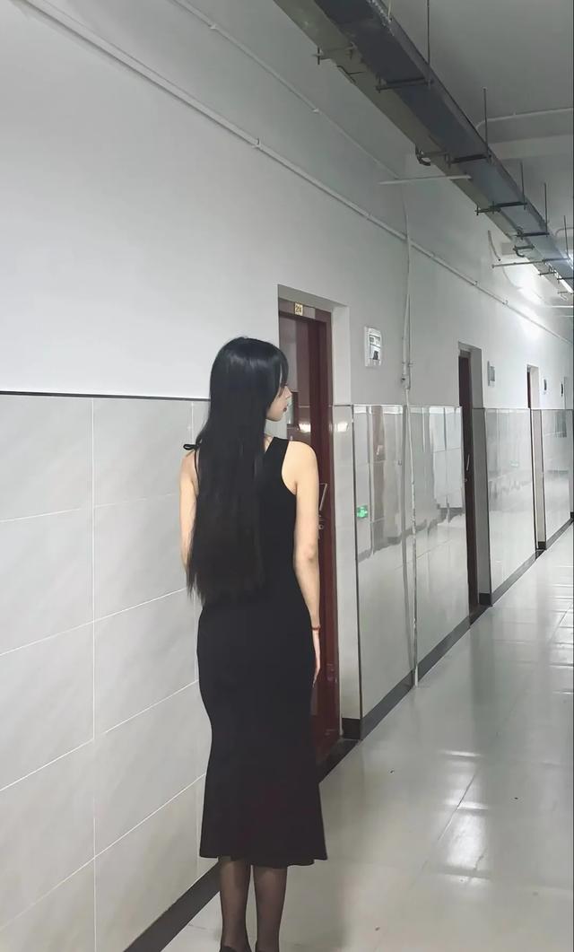 街拍美女清纯小姐姐性感风韵少妇皮肤白皙大长腿高清美女壁纸