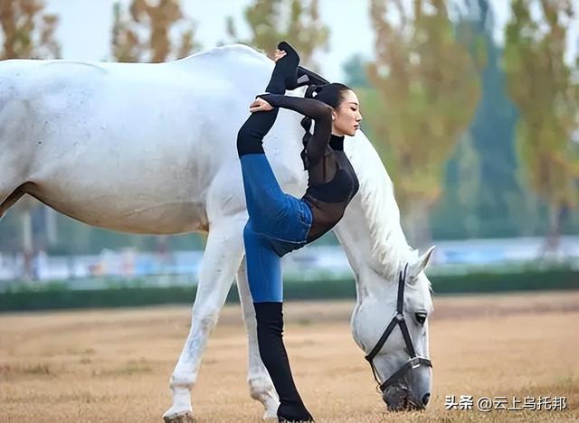 中国柔术美女：身材火辣，可轻松摆出各种姿势，已到登峰造极境界