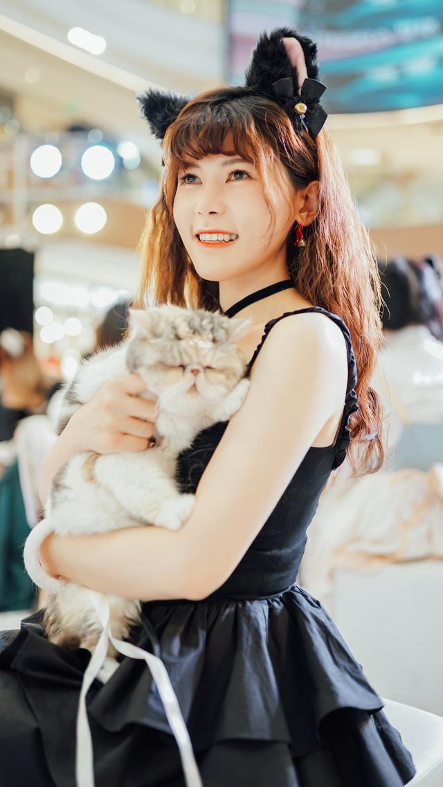 少女跟猫猫能碰撞出什么样的火花？高颜值美女好身材和猫的写真