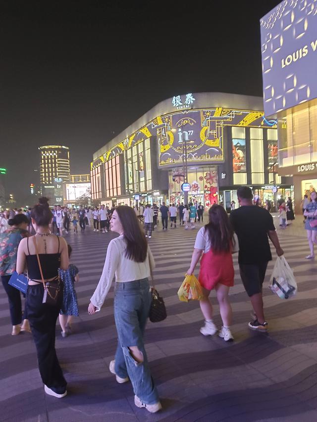 女孩在路边晕倒，小江路过上前掐人中、做胸压、人工呼...