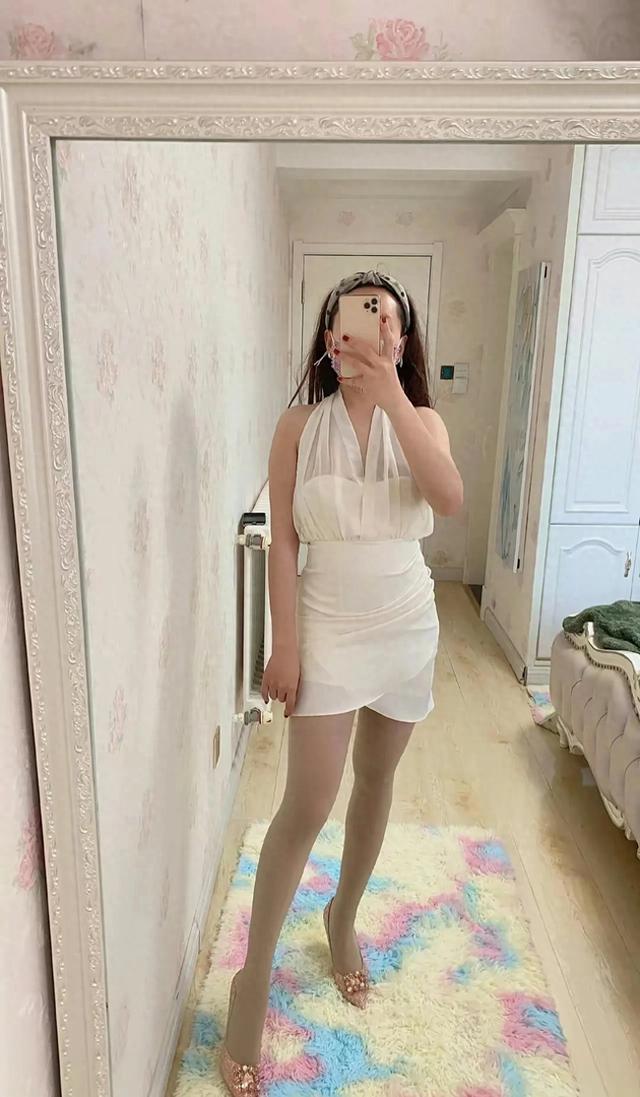 丝袜美女独自做在卧室发呆，发生什么事情了？震惊