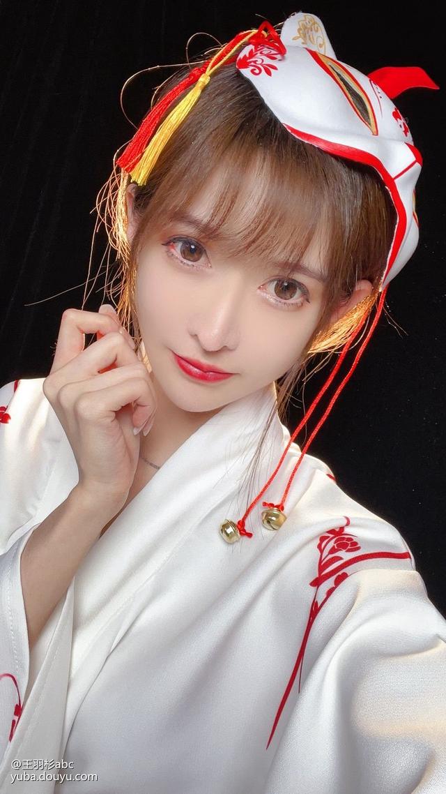 她是Cosplay界的女王，也二次元界的女神