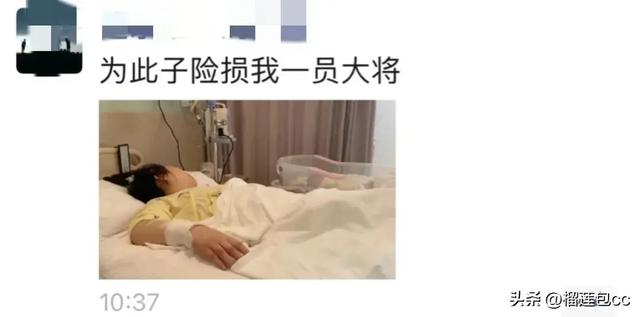 女子和男同事打闹，被夹在腿间倒立抱起，动作熟练明显不是第一次