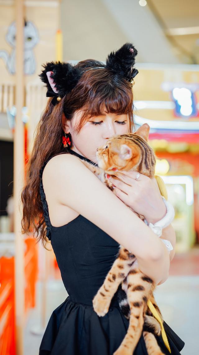 少女跟猫猫能碰撞出什么样的火花？高颜值美女好身材和猫的写真