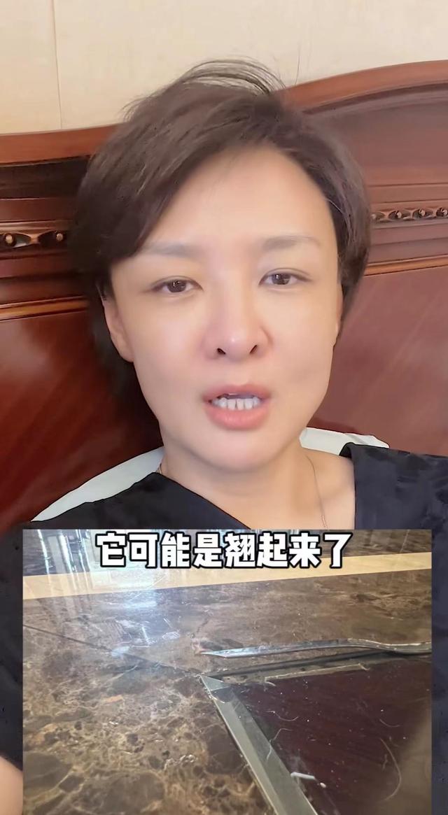 前央视主持发生意外！脚被钢条穿透鲜血直流，素颜躺床上罕露白发