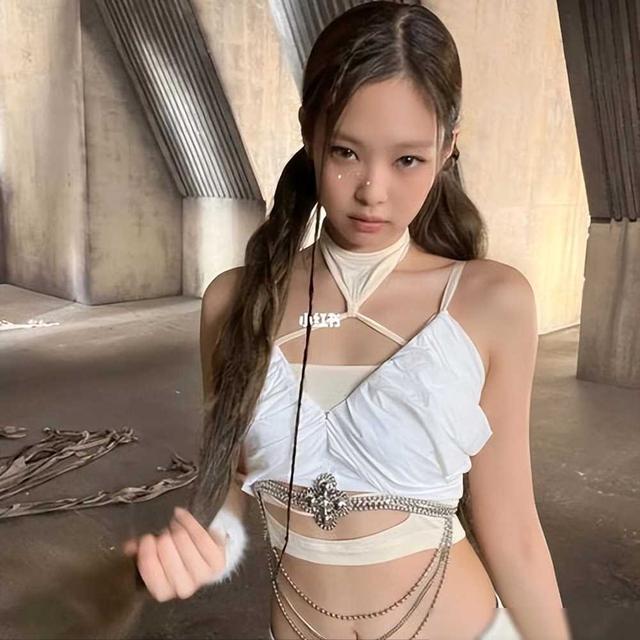 韩国女星Jennie演出服再惹争议，衣服小到露侧乳，肚子上赘