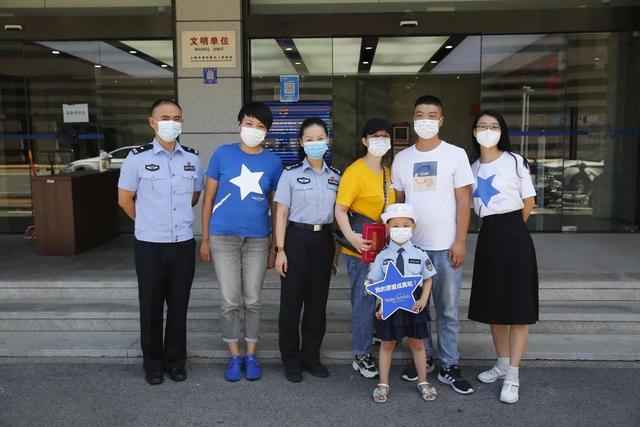 小女孩身患重症想当“小警察”，小迪警官在迪士尼帮她圆梦