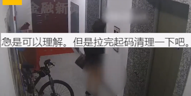 惊呆了！女子电梯门口拉屎被曝光，提裙就走！网友辣评：没擦屁股