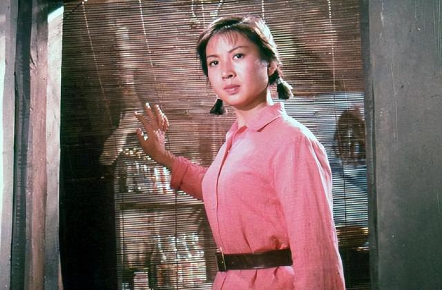 李秀明和吴海燕 两大美女70年代双星争辉 但把她们放一起看 差距真大