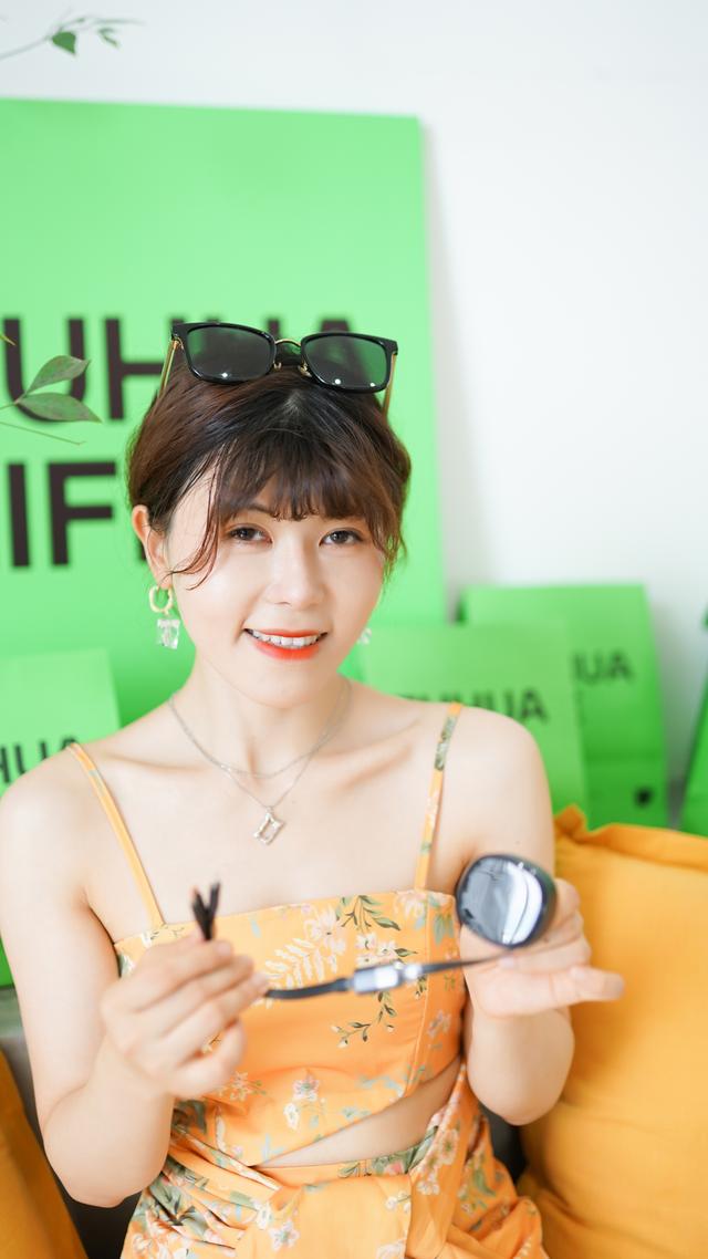 夏日的吊带裙少女，在城市的创意园给模特拍了一组很夏天的写真