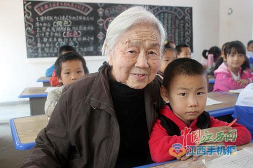 她卖掉上海的房子在都昌捐建小学