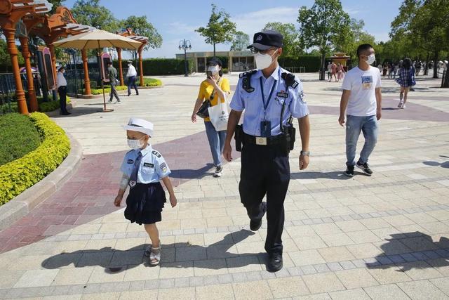 小女孩身患重症想当“小警察”，小迪警官在迪士尼帮她圆梦