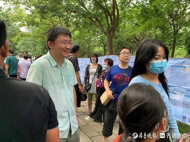 千佛山相亲大会上帅哥美女如云，90后专区人气爆棚