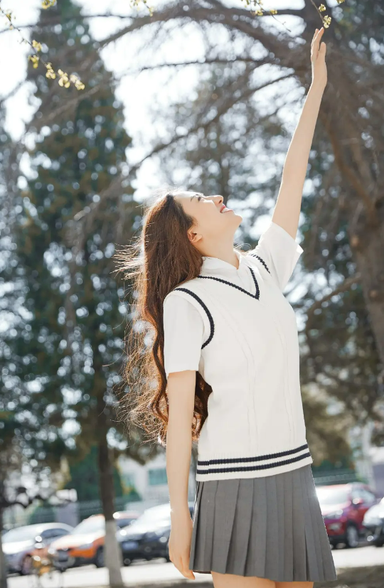 美女写真：清纯校园制服美女，户外唯美清新又迷人