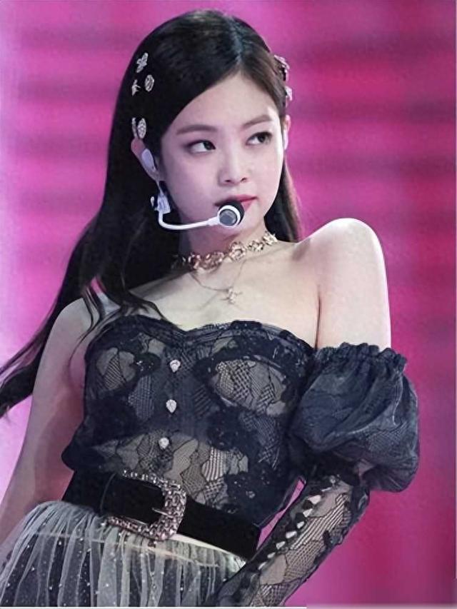 韩国女星Jennie演出服再惹争议，衣服小到露侧乳，肚子上赘