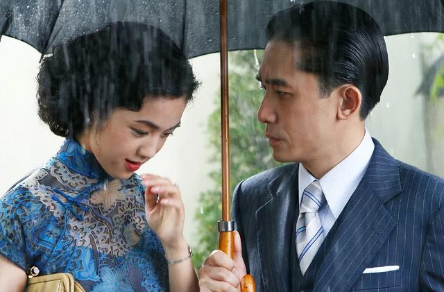 光腚、露胸，这3位明星“一脱成名”，至今无人超越！