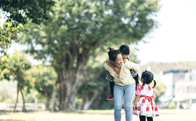 近日，一徐州新娘惨遭多名男子强吻摸拍屁股，家人：我们的风俗