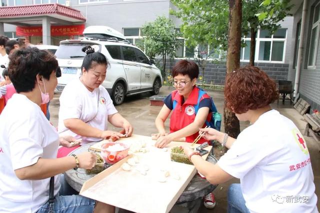 点赞！这群“红马甲”用一碗饺子温暖一座城