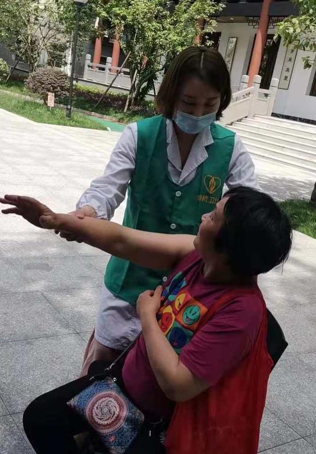 这个美丽的姑娘真挺赞的！杭州一位90后女中医为上班族开设夜诊扎针灸